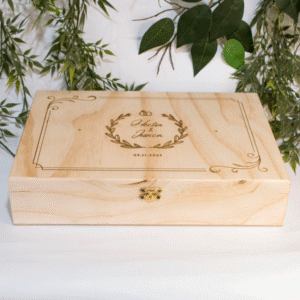 Caja de Madera con Tapa Grabada y Cierre de Broche