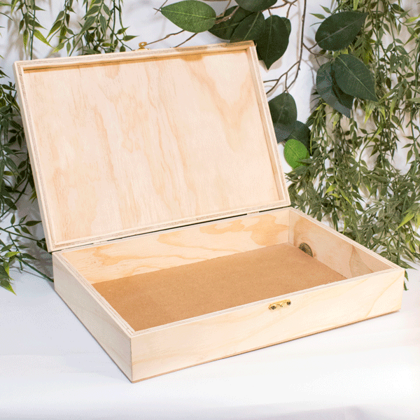 Caja de Madera con Tapa Grabada y Cierre de Broche - Image 5