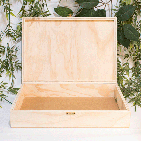 Caja de Madera con Tapa Grabada y Cierre de Broche - Image 4