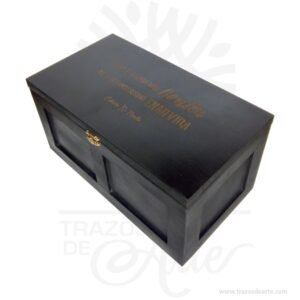 Caja de madera marcada con mensaje