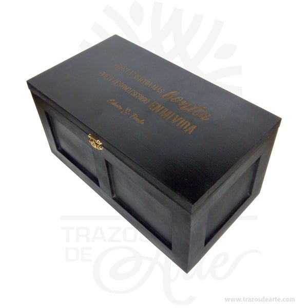 Caja de madera marcada con mensaje