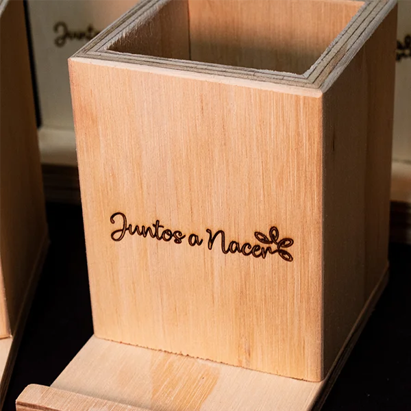 Portalápices en triplex de pino con soporte - Image 4