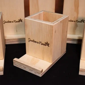 Portalápices en triplex de pino con soporte